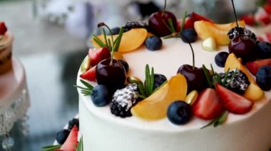 Masada farklı meyveler olan pastaya yaklaş.