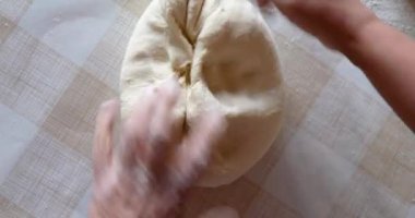 Masada hamuru yoğuran kadının yukarıdan görünüşü