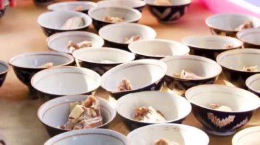 Özbek çorbası için içerikli fincanlar. Dünya mutfağı