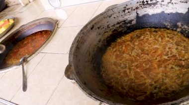Özbek çorbasının büyük bir kazanda hazırlanması. Dünya mutfağı