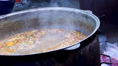 Özbek çorbasının büyük bir kazanda hazırlanması. Dünya mutfağı