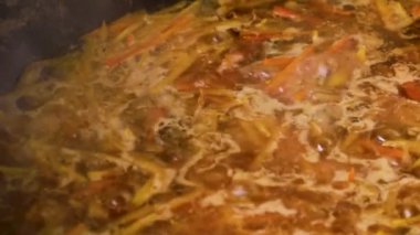 Özbek çorbasının büyük bir kazanda hazırlanması. Dünya mutfağı