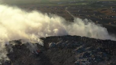 Çöp yığını veya çöplükte yanan çöplerin hava manzarası, Dünya kirliliği kavramı