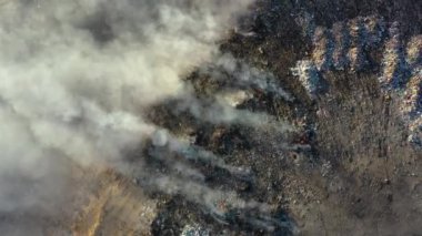 Çöp yığını veya çöplükte yanan çöplerin hava manzarası, Dünya kirliliği kavramı