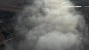 Çöp yığını veya çöplükte yanan çöplerin hava manzarası, Dünya kirliliği kavramı