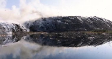 Yanan çöp yığınları ve kirlenmiş zehirli göletlerle doludur.