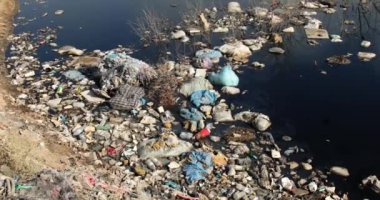 Yanan atık sahasının yakınındaki zehirli göleti kapatın.