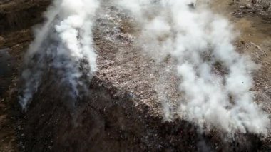 Yanan çöp yığınlarıyla dolu hava manzarası