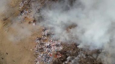 Yanan çöp yığınlarıyla dolu hava manzarası