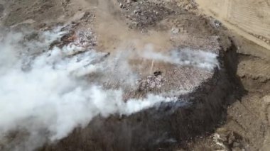 Yanan çöp yığınlarıyla dolu hava manzarası