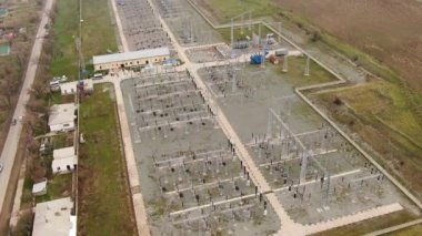 Yüksek voltajlı bir santralin havadan görüntüsü. Sanayi güç kulesi