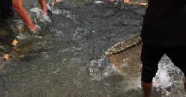 Balık çiftliğinde balık topluyorum.