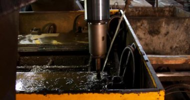 Bilgisayar Sayısal Kontrol Makinesi çelik levhaları deliyor ve soğutucu olarak metal çalışma sıvısı kullanıyor