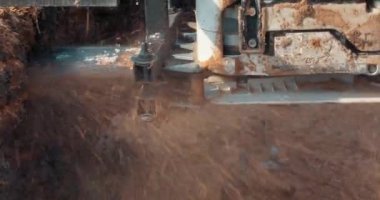 Tahta yapmak için ağaç gövdesini elektrikli testere ile kesen oduncu.