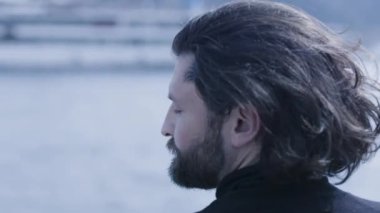 Ağır çekimde dalgın sakallı adama yaklaş.