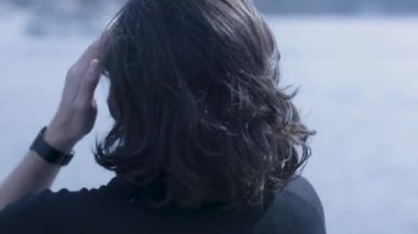 Hayal kırıklığına uğramış sakallı adamın yavaşça yüzüne dokunması.