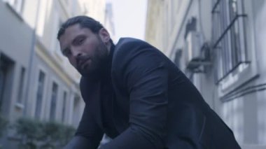 Ağır çekimde dalgın sakallı adama yaklaş.