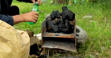 Yangını çakmak gazıyla söndüren adam.