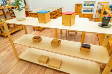 Montessori sınıflarında sergilenmekte olan tahta küp kutuları