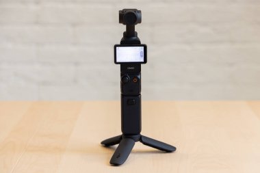 Yazı işleri. Bishkek, Kırgızistan 4 Kasım 2024: DJI Osmo Pocket 3 bir tripoda yerleştirildi, ekranda Osmo Cep görüntüleme ve kontrol düğmelerini göster