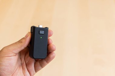 Bişkek, Kırgızistan - 4 Kasım 2024: DJI Batarya sapını yeşil ışıklı yakın çekim