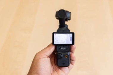 Yazı işleri. Bishkek, Kırgızistan 4 Kasım 2024: DJI Osmo Cep 3 'ü ekranda tutmak, arayüz ve kontrol düğmelerini göstermek