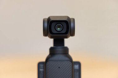 Yazı işleri. Bishkek, Kırgızistan 4 Kasım 2024: DJI Osmo Pocket 3 'ün kamera merceğine odaklanan yakın görüntüsü