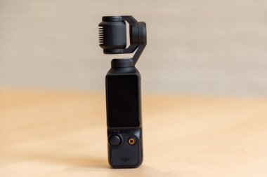 Bişkek, Kırgızistan 4 Kasım 2024: DJI Osmo Cep 3 hafif arkaplanda titreşim ve kontrol düğmelerini gösteriyor