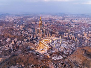Kabe 'deki Büyük Cami' nin havadan görünüşü, İslam 'ın en kutsal mekanı ve sabahın erken saatlerinde kutsal Mekke şehrinde aydınlatılan Saat Kulesi.