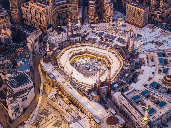 Büyük Cami 'deki Kabe' nin etrafında toplanan hacı kalabalığını ve Mekke 'deki inşaat vinçlerini gösteren hava görüntüsü.