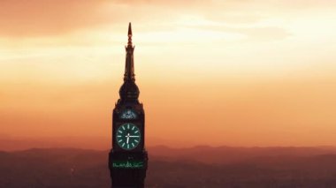 Mekke 'deki inşaat vinçleri ile birlikte Büyük Cami' deki Kabe 'de toplanan hacı kalabalığını gösteren havadan hızlandırılmış görüntü.