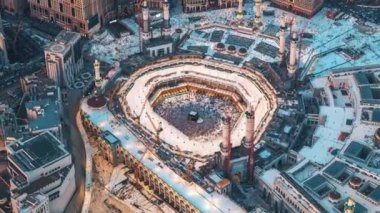 Mekke 'deki inşaat vinçleri ile birlikte Büyük Cami' deki Kabe 'de toplanan hacı kalabalığını gösteren havadan hızlandırılmış görüntü.