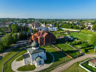Havadan bakıldığında, Yuryev Polsky 'nin tarihi kiliseler ve şehir unsurlarının geniş yeşil çevreyle uyumlu bir şekilde harmanlandığı görülüyor.