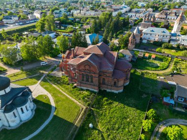 Yuryev Polsky 'deki tarihi kiliselere yakından bakıldığında, mimari ayrıntılar ve çevreleyen yeşil alanlar gözler önüne seriliyor