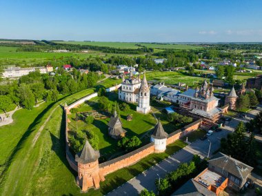 Geniş bir hava manzarası, Yuryev Polsky, Rusya 'daki tarihi manastır kompleksini, kentin yerleşim alanları ve çevreleyen yeşil manzaralarla birlikte sunar.