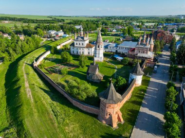 Rusya 'nın Yuryev Polsky kentindeki eski manastır kompleksini gösteren hava görüntülerinde duvarları, kiliseleri ve yeşil tarlalar ve şehirlerle çevrili bahçeleri yer alıyor.