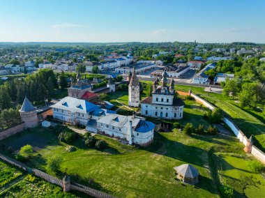 Yuryev Polsky, Rusya 'nın geniş bir panoramik görüntüsü, tarihi binaları, duvarları ve çevre şehir manzarasıyla geniş manastır kompleksini vurguluyor.
