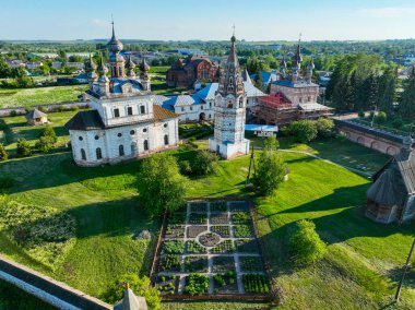 Rusya 'nın Yuryev Polsky kentindeki ana kiliseleri ve geniş manastır alanlarını kapsayan hava manzarasında, detaylı mimari ve küçük bahçeli yeşil çimenler yer alıyor.