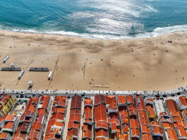 Deniz altyapısı ve okyanus dalgaları olan Nazilerin kenar mahalleleri.