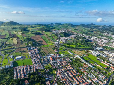 Yukarıdan bakıldığında Ponta Delgada 'da tarım arazileri ve yerleşim alanlarıyla kırsal alan