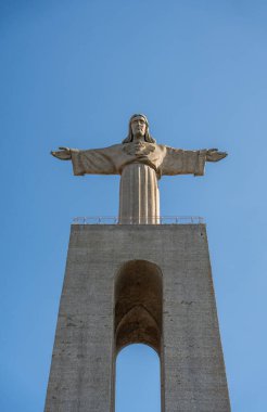 Almada, Portekiz - 12 Mayıs 2024: Açık mavi gökyüzü altındaki Cristo Rei anıtının ön görüntüsü
