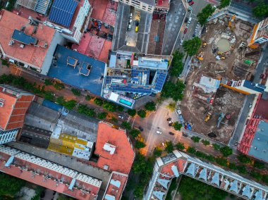 İnşaat alanı ve güneş çatısı olan Barcelona caddesinin dikey havası