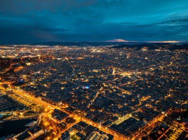 Barselona şehir ışıkları ve planının panoramik gece görüntüsü