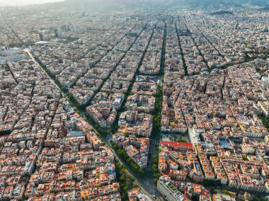 Merkez Barselona 'nın geometrik şehir düzeni yukarıdan ele geçirildi