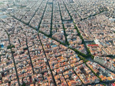 Barcelona 'nın sabah güneşinin altındaki Eixample bloklarının yüksek görüntüsü