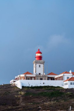 Cabo da Roca deniz feneri alacakaranlıkta karamsar bir akşam gökyüzüne karşı aydınlandı.