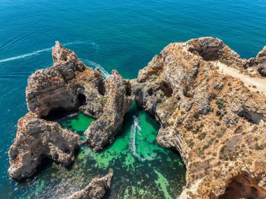 Portekiz 'deki Ponta da Piedade' de deniz mağaralarının ve kayalıkların yakınındaki tekneler ele geçirildi.