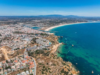 Lagos 'un deniz kenarındaki sahil, uçurum ve marinalı havası.