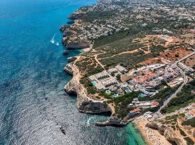 Ormanlık alanı ve turkuaz suları olan engebeli Algarve kayalıkları