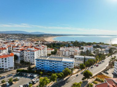 Lagos, Portekiz - 12 Mayıs 2024: Sahil boyunca Lagos, marina ve Meia Praia sahillerinin panoramik manzarası